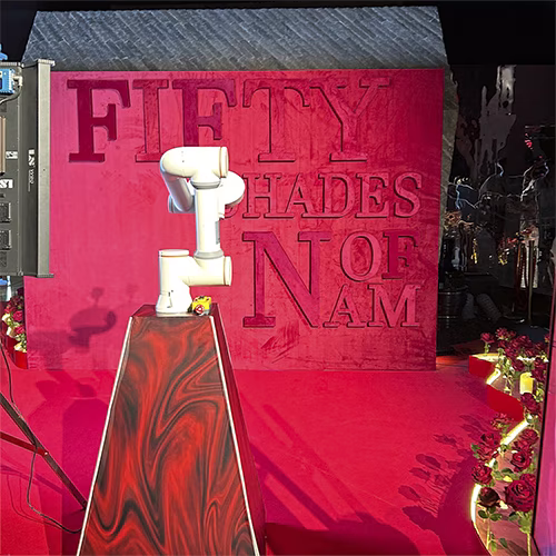 GLAMBOT DUBAI: HOLLYWOOD-STYLE SLOW-MOTION PHOTOBOOTH! PERFECT FOR LUXURY EVENTS & BRAND ACTIVATIONS. CREATE VIRAL, CINEMATIC CONTENT. BOOK NOW FOR UNFORGETTABLE MOMENTS!