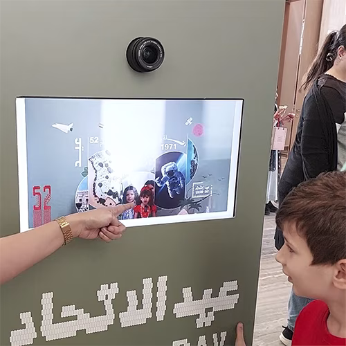 TESTIMONIAL VIDEO BOOTH: CAPTURE AUTHENTIC BRAND STORIES IN HD! INSTANTLY SHAREABLE CLIPS FOR MARKETING. PERFECT FOR DUBAI EVENTS & ACTIVATIONS. BOOK NOW!
