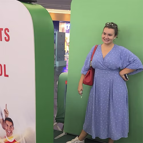 TRANSPORT GUESTS ANYWHERE! CUSTOM BACKDROPS & INSTANT PRINTS. PERFECT FOR BRAND EVENTS & WEDDINGS IN DUBAI.