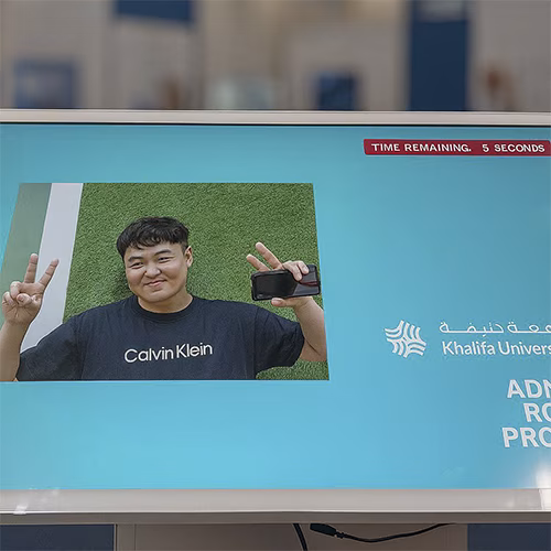 Guest solving a scrambled photo puzzle on a touchscreen at an event. Interactive image puzzle game rental for exhibitions, corporate events, and activations in Dubai.