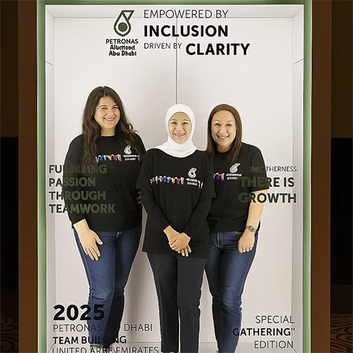 GUESTS STAR ON CUSTOM COVERS! INSTANT PRINTS & SOCIAL SHARING. GREAT FOR WEDDINGS & CORPORATE EVENTS IN DUBAI.