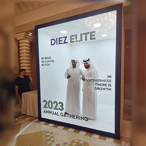GUESTS STAR ON CUSTOM COVERS! INSTANT PRINTS & SOCIAL SHARING. GREAT FOR WEDDINGS & CORPORATE EVENTS IN DUBAI.