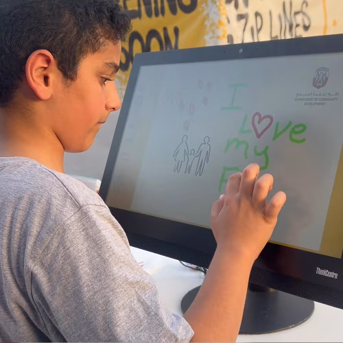 ONSITE TOTE BAG PRINTING IN DUBAI! GUESTS DESIGN CUSTOM BAGS WITH YOUR BRAND. PERFECT FOR EVENTS & ACTIVATIONS. CREATE VIRAL, SHAREABLE MOMENTS. BOOK NOW!